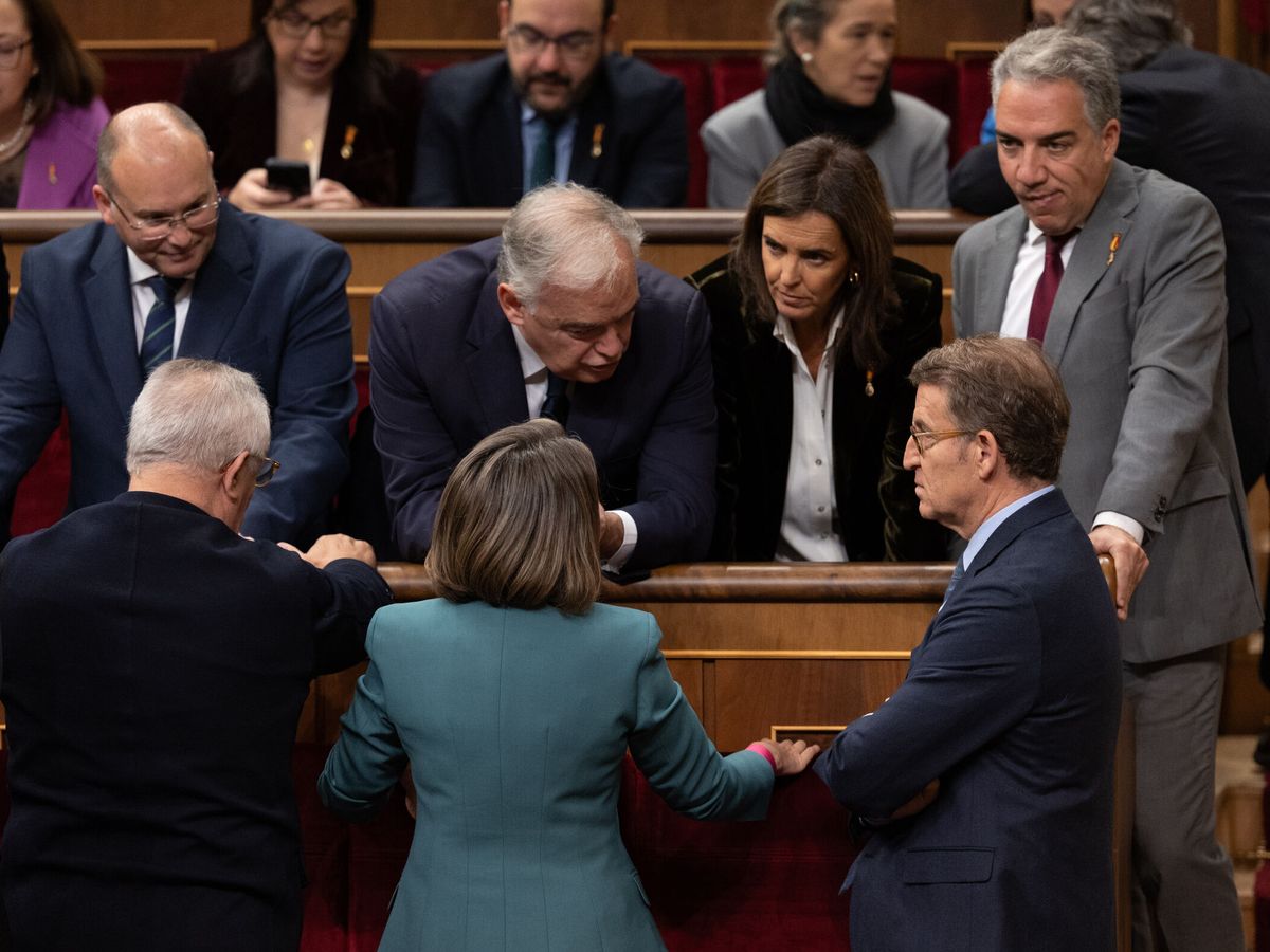 Foto: Alberto Núñez Feijóo, junto a varios dirigentes de la cúpula del Partido Popular en el Congreso. (Europa Press/Eduardo Parra)