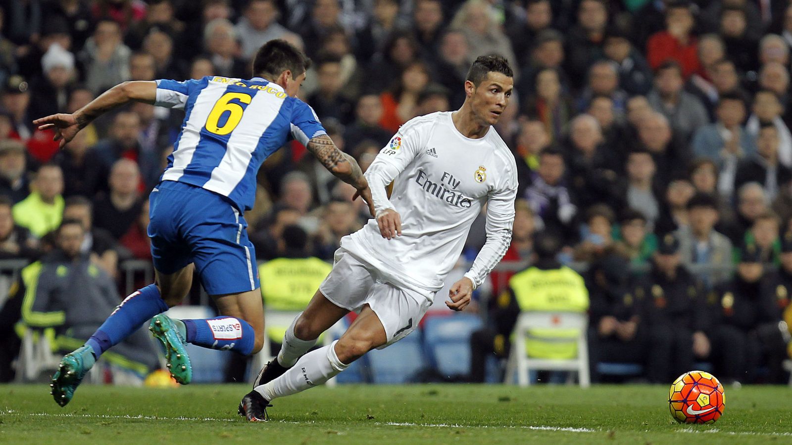 Foto: Cristiano Ronaldo, en un partido con el Real Madrid en el Bernabéu. (Efe)