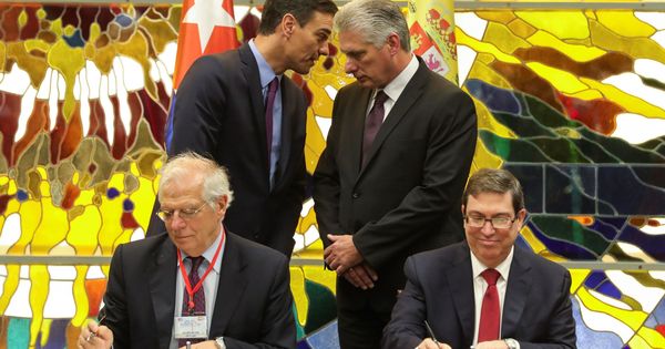 Foto: Pedro Sánchez y Miguel Díaz-Canel charlan mientras sus ministros de Exteriores firman uno de los dos acuerdos alcanzados, este 22 de noviembre en La Habana. (EFE)