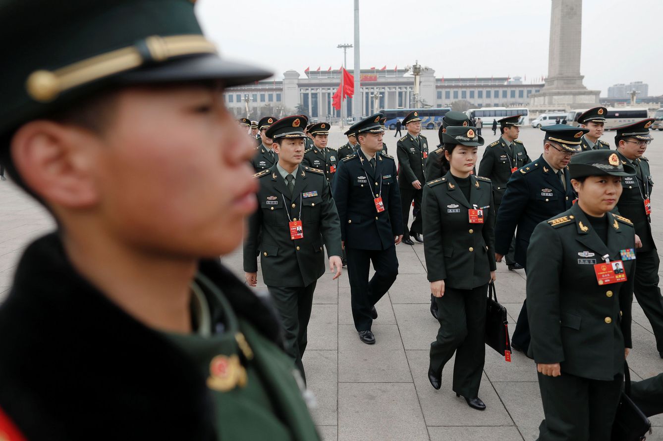 Delegados militares llegan al Gran Salón del Pueblo durante la tercera sesión plenaria del Congreso Nacional del PCCh, el pasado 11 de marzo de 2018. (Reuters)