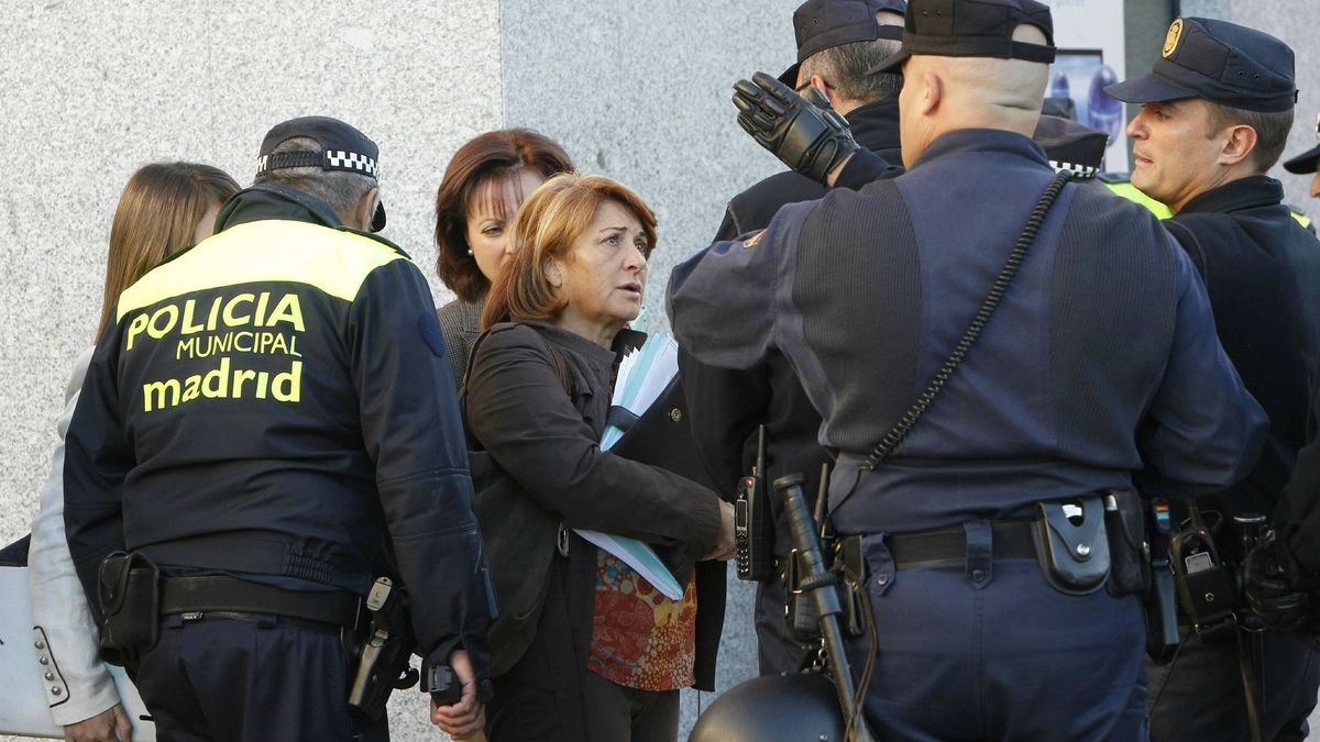 Carmena divide a los policías: "Nadie va a enseñarnos a tratar a los ciudadanos"