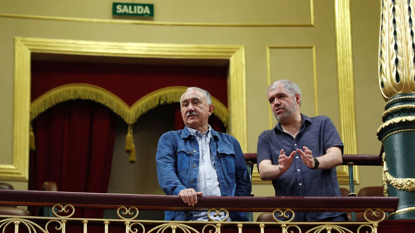 Los secretarios generales de UGT y CCOO, Pepe Álvarez y Unai Sordo (d), en la tribuna del Congreso, el pasado 25 de julio, cuando Pedro Sánchez perdió la segunda votación de investidura. (EFE)