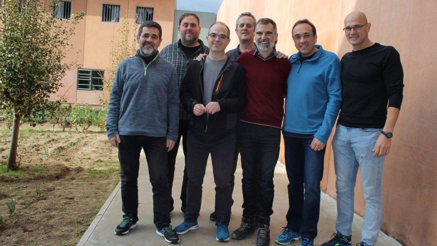 De izda a dcha: Jordi Sànchez, Oriol Junqueras, Jordi Turull, Joaquim Forn, Jordi Cuixart, Josep Rull y Raül Romeva posan en la cárcel de Lledoners. (EFE)