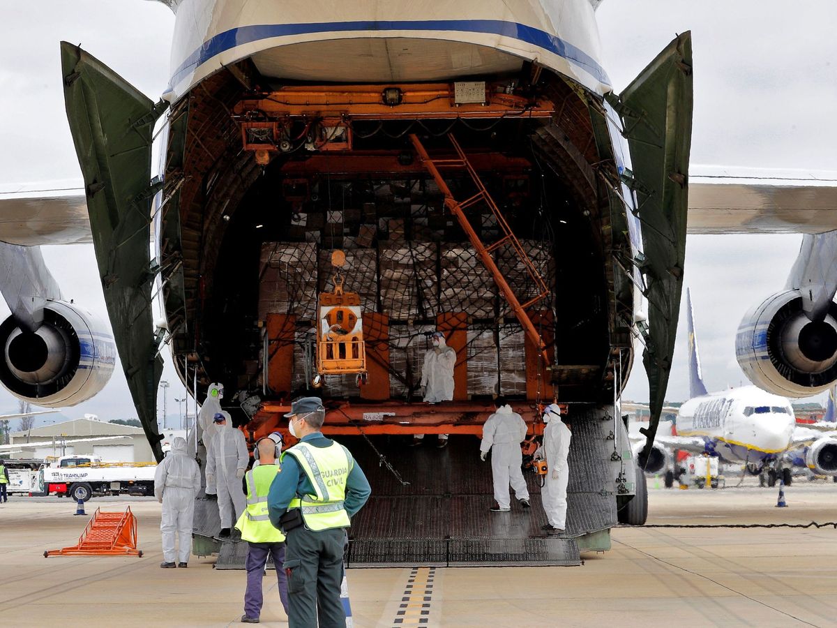 Foto: Un Tupolev con material sanitario, a su llegada al aeropuerto de Manises (Valencia). (EFE)