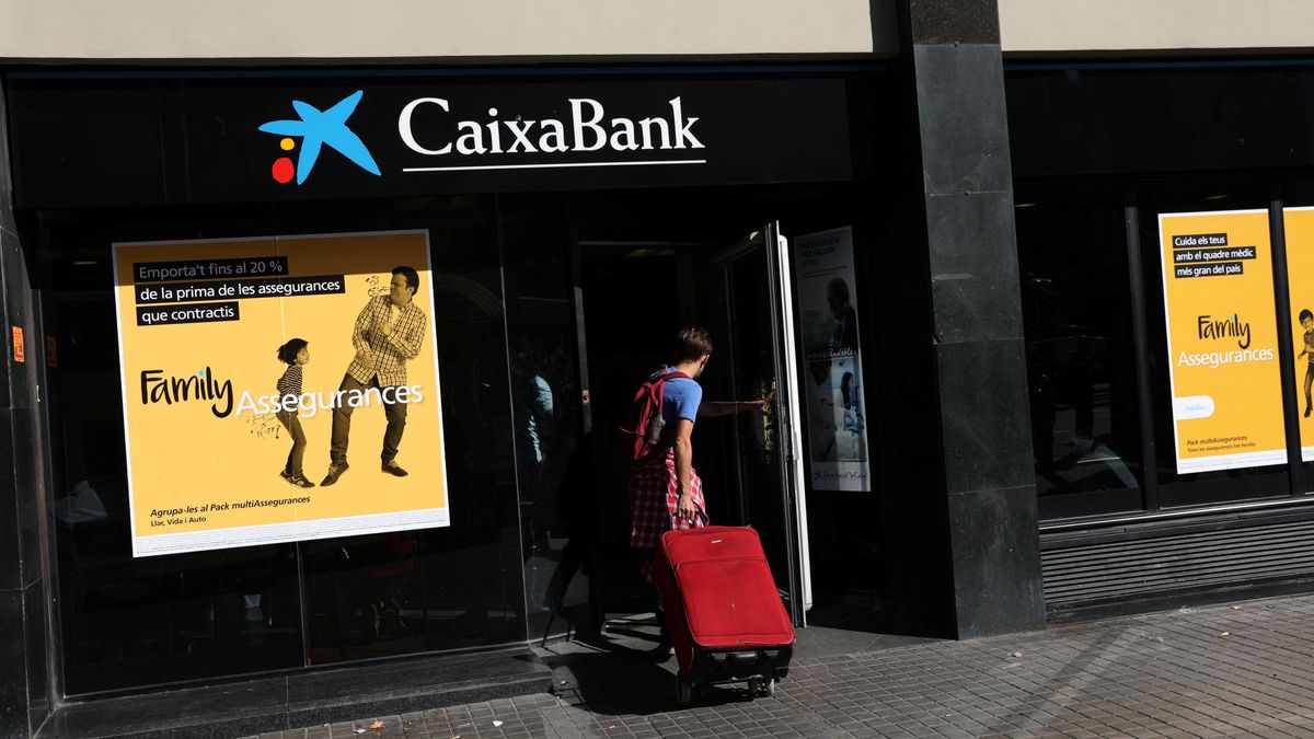 CaixaBank supera los tipos negativos: vender más seguros y menos hipotecas
