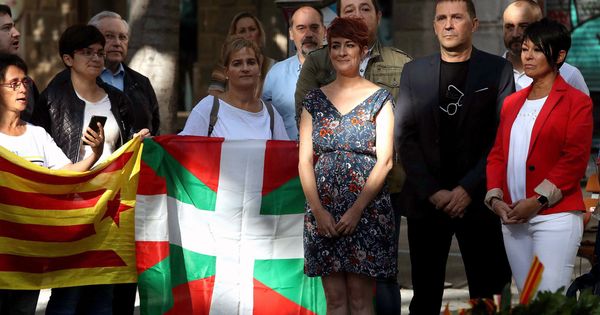 Foto: Otegi y otros dirigentes de EH Bildu participan en la ofrenda floral al monumento a Rafael Casanova con motivo de la celebración de la pasada Diada. (EFE)