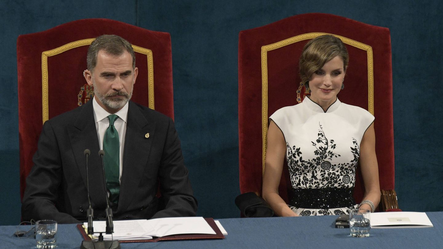 El rey Felipe VI y la reina Letizia durante la entrega de los Premios Princesa de Asturias. (Gtres)