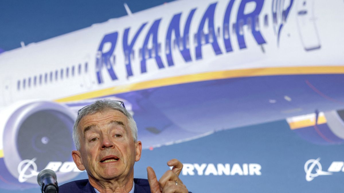 Ryanair deja atrás las pérdidas y gana 1.428 M en su último año fiscal al despegar el tráfico aéreo 