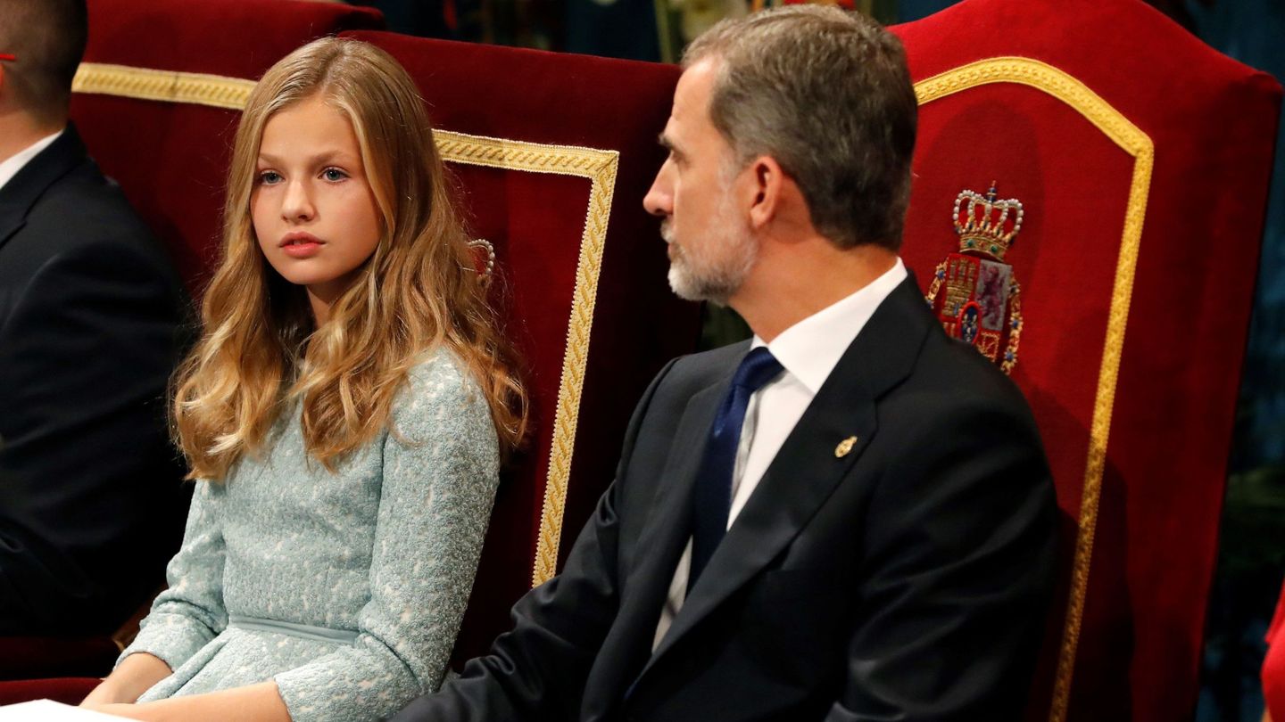 El rey Felipe VI y su hija mayor, la princesa Leonor, durante la ceremonia de entrega de los Premios Princesa de Asturias. (EFE)