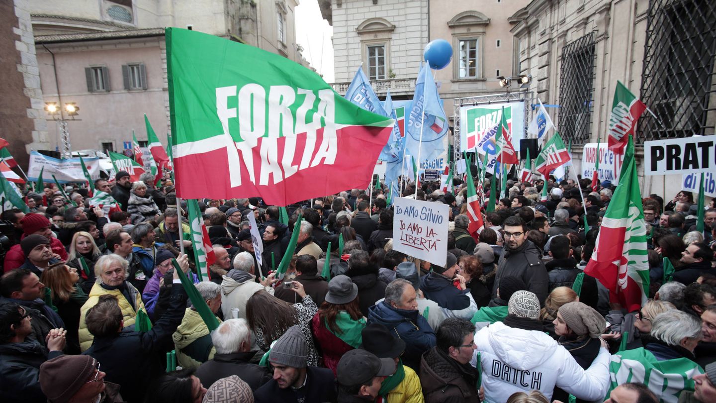 Miembros de Forza Italia y partidarios de Berlusconi participan en una manifestación en su apoyo en Roma, en noviembre de 2013. (Reuters)