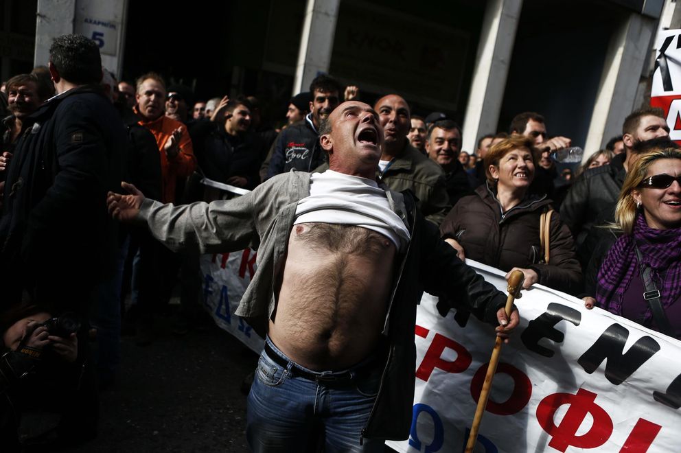 Un agricultor grita durante una protesta ante el Ministerio de Agricultura en Atenas (Reuters).