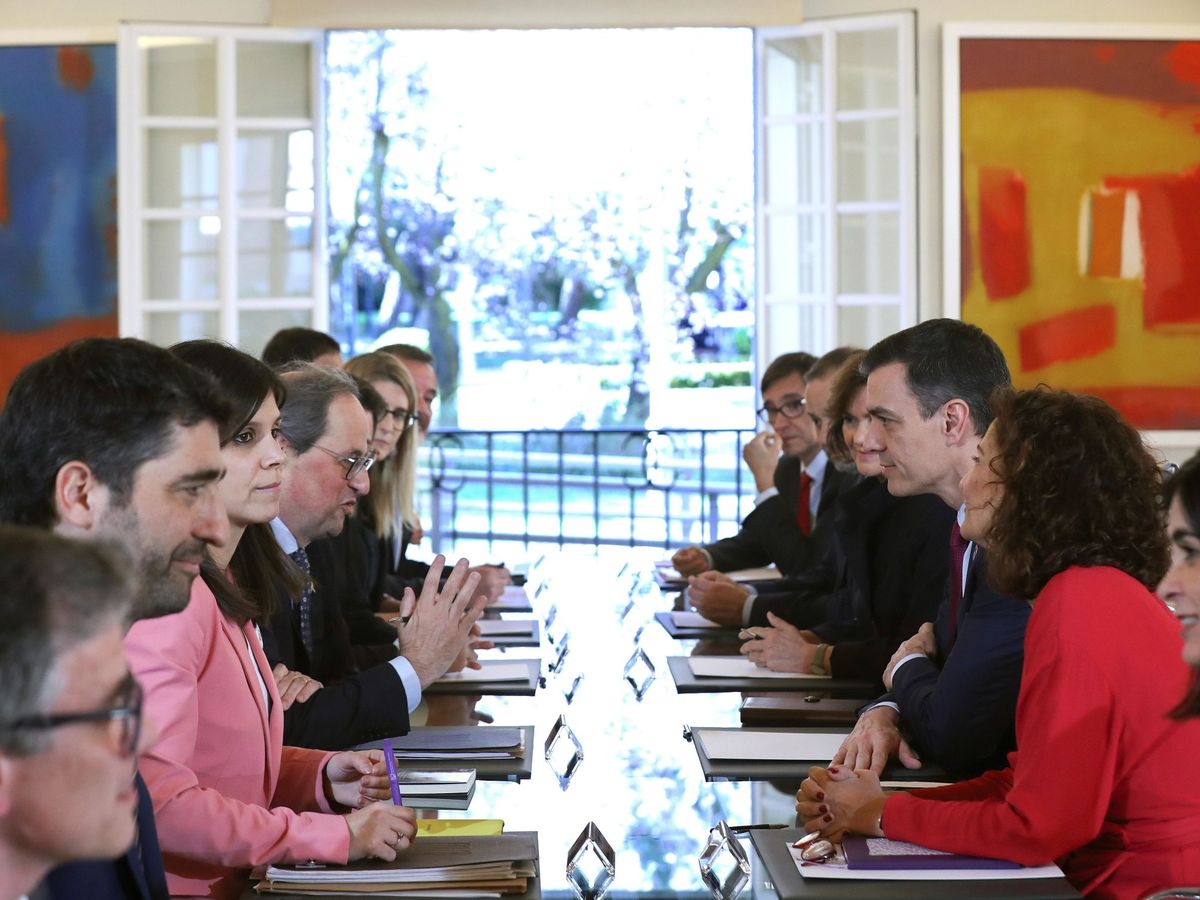 Foto: El presidente del Gobierno, Pedro Sánchez (3d), conversa con el presidente de la Generalitat, Quim Torra (4i), durante la primera reunión de la mesa de diálogo sobre Cataluña. (EFE)