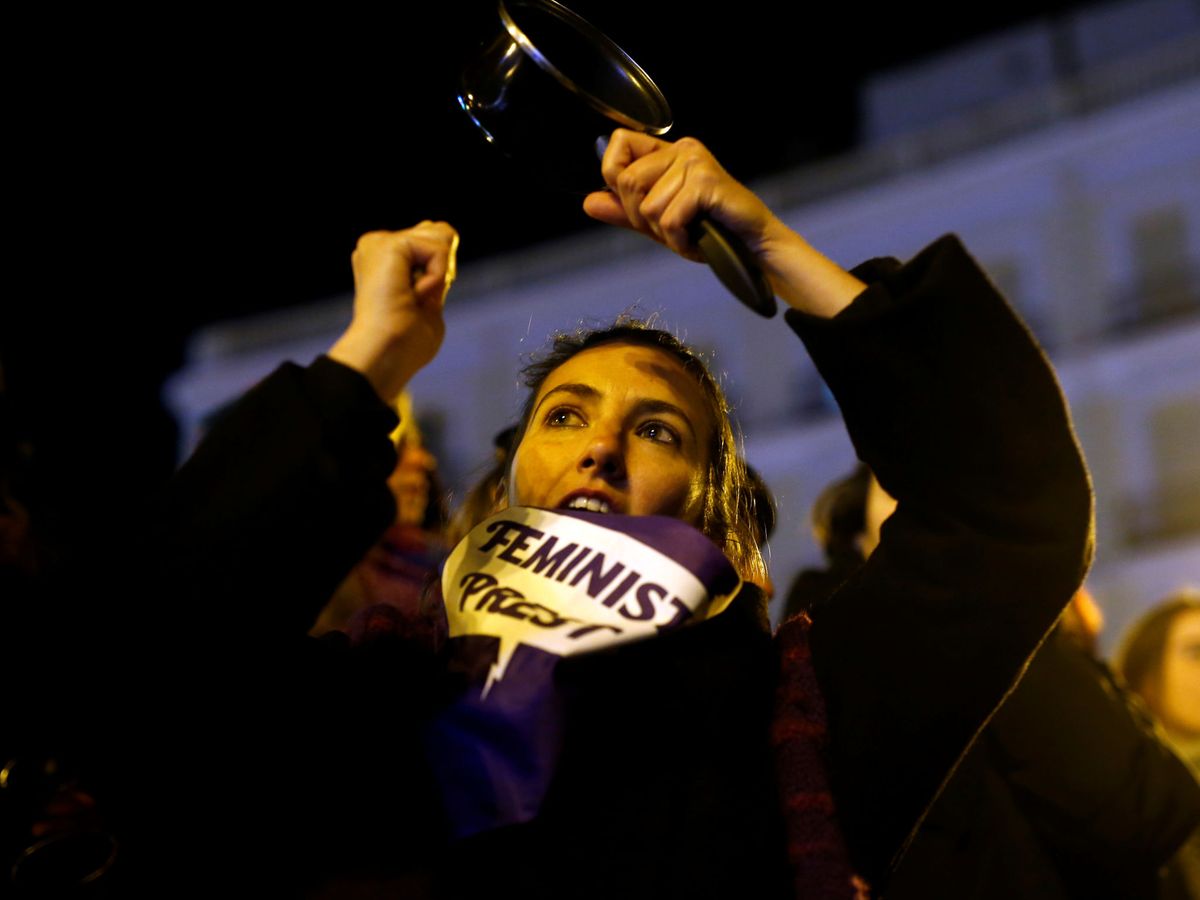 Foto: Cacerolada feminista en Madrid esta madrugada. (Reuters)