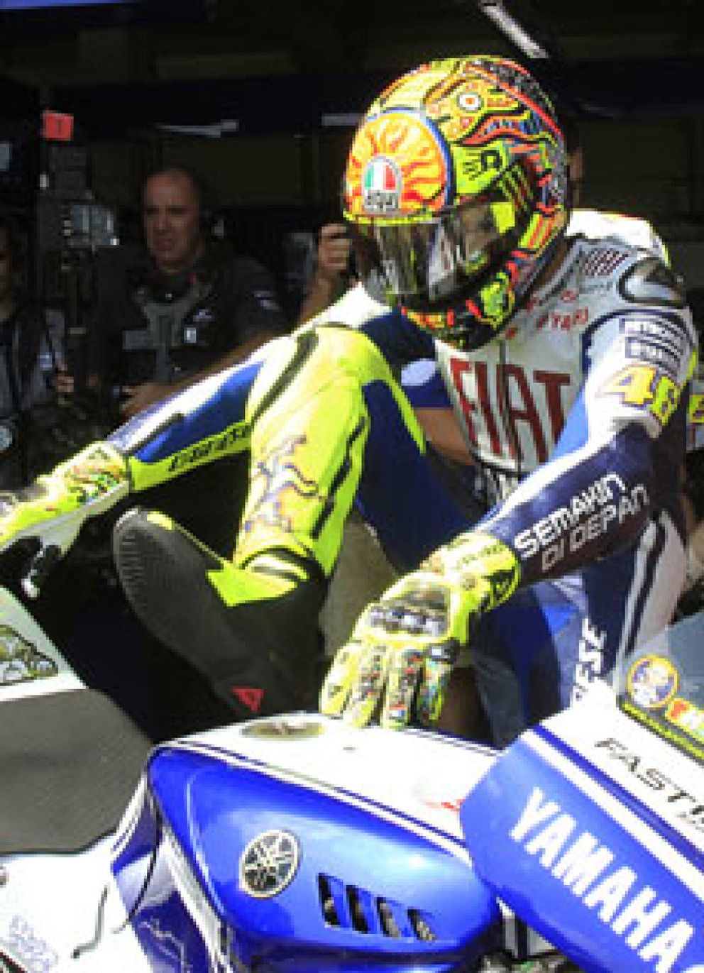 Foto: Rossi se vuelve a subir a la moto y termina séptimo en los libres