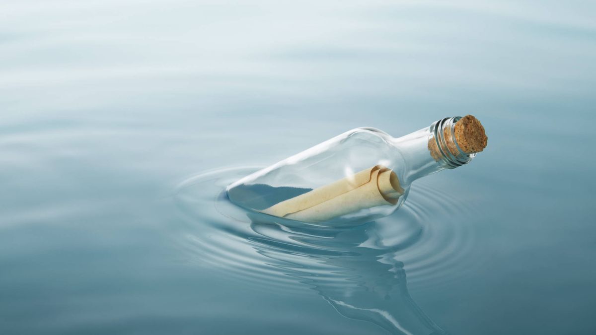 Descubren un mensaje en una botella que llevaba flotando 30 años