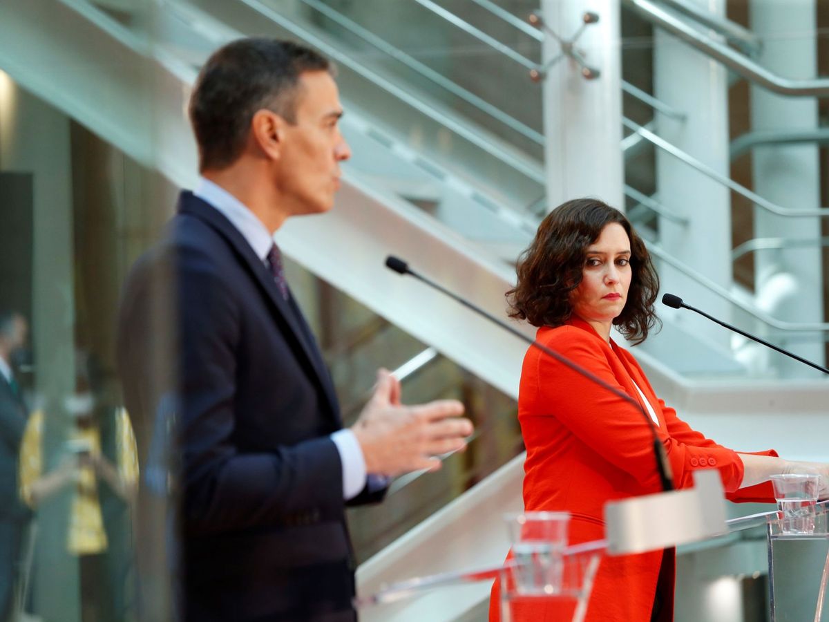 Foto: La presidenta de la Comunidad de Madrid, Isabel Díaz Ayuso, y el jefe del Gobierno, Pedro Sánchez. (EFE)