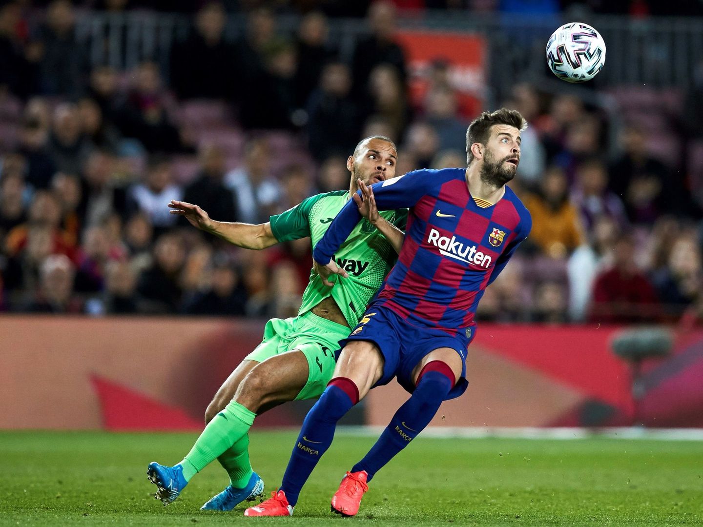 Braithwaite y Piqué, durante el último partido entre el Lega y el Barça en el Camp Nou. (EFE)