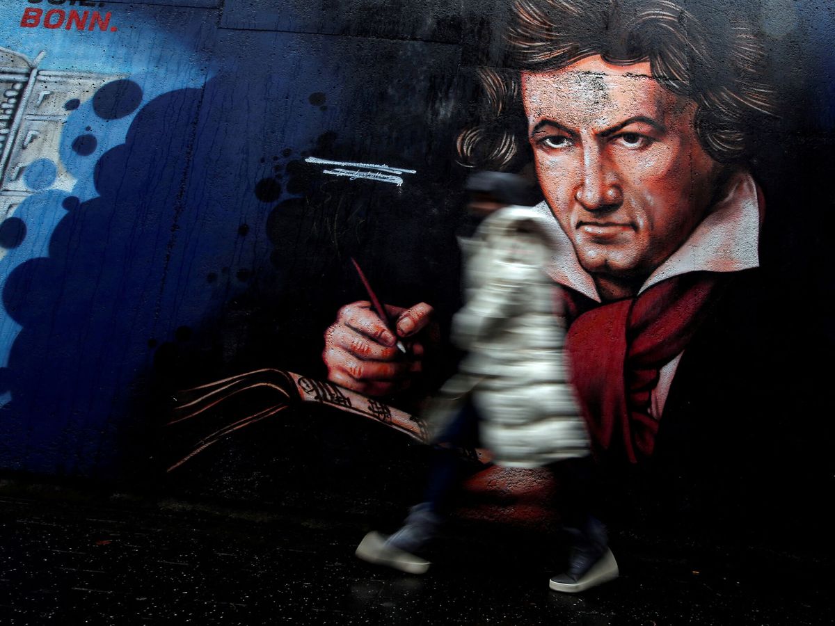 Foto: Mural del 250 aniversario del nacimiento de Beethoven en Bonn. (Reuters)