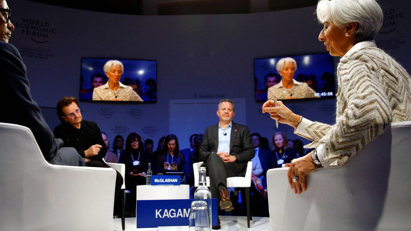 Paul Kagame junto a Bono, Bill McGlashen y Christine Lagarde durante el Foro de Davos. (Reuters) 