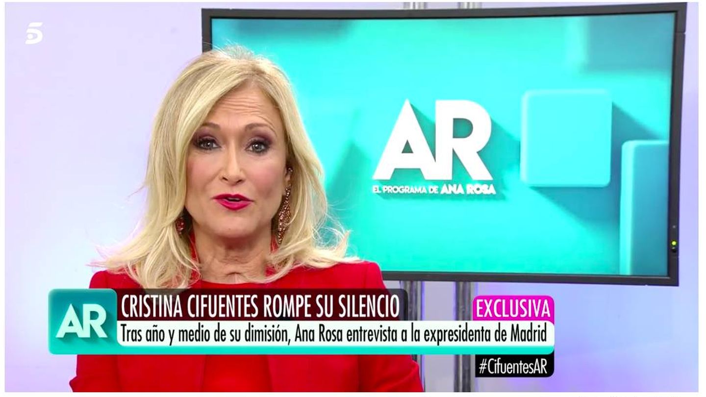 Cristina Cifuentes vuelve a apostar por el rojo con un look reciclado. (Telecinco)