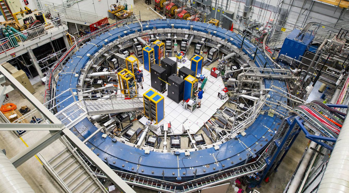 El anillo de almacenamiento magnético del experimento Muon G-2 en el Fermilab (Reidar Hahn/wikipedia, CC BY-SA)