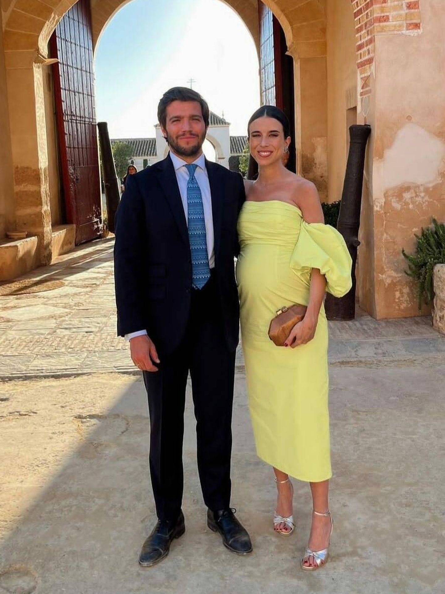 Laura Corsini, con su marido en la boda de Blanca Valenzuela y Pedro Cervera. (Redes sociales)