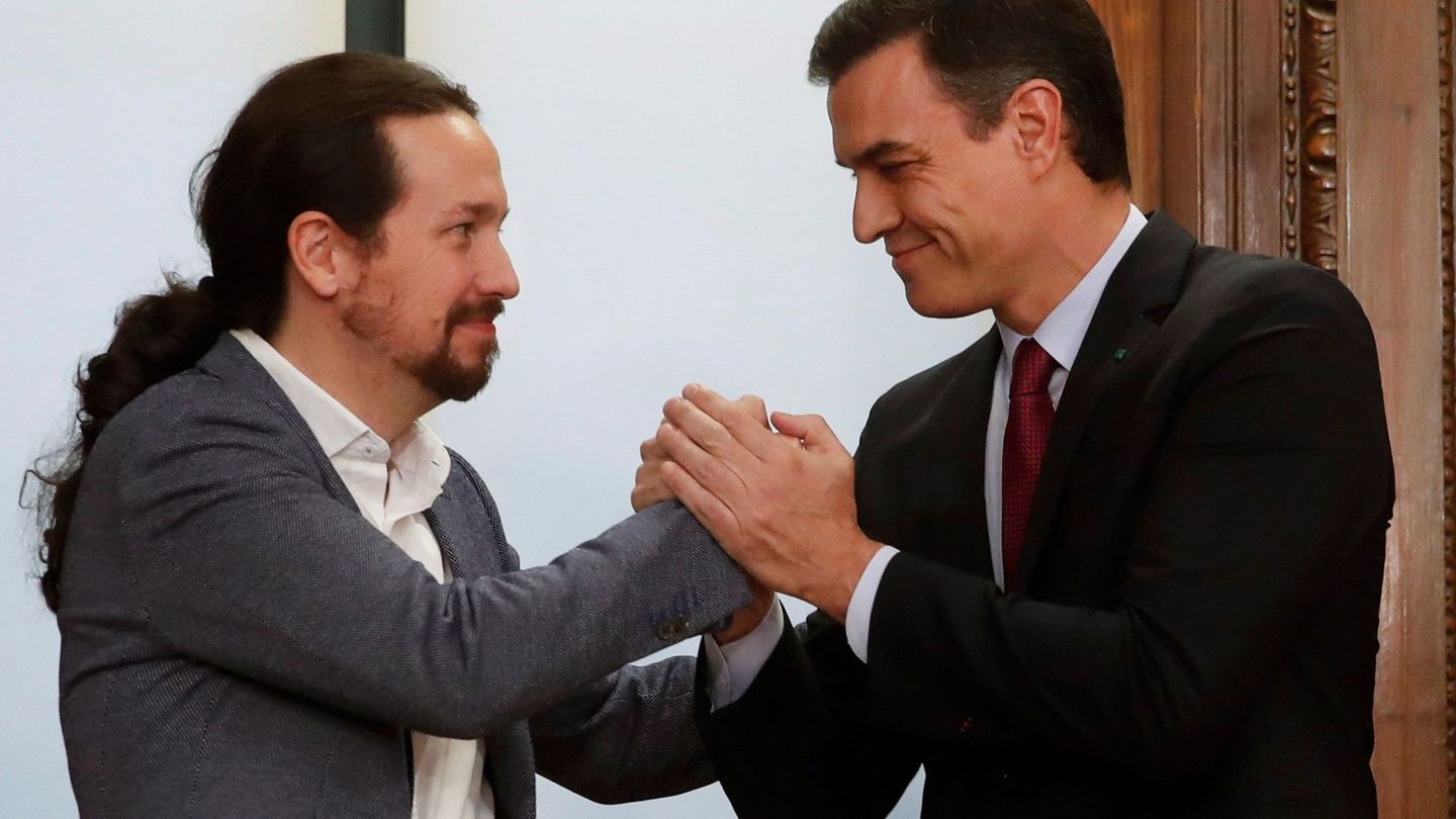 El candidato a la investidura, Pedro Sánchez (d), y el líder de Podemos, Pablo Iglesias (i). (EFE)