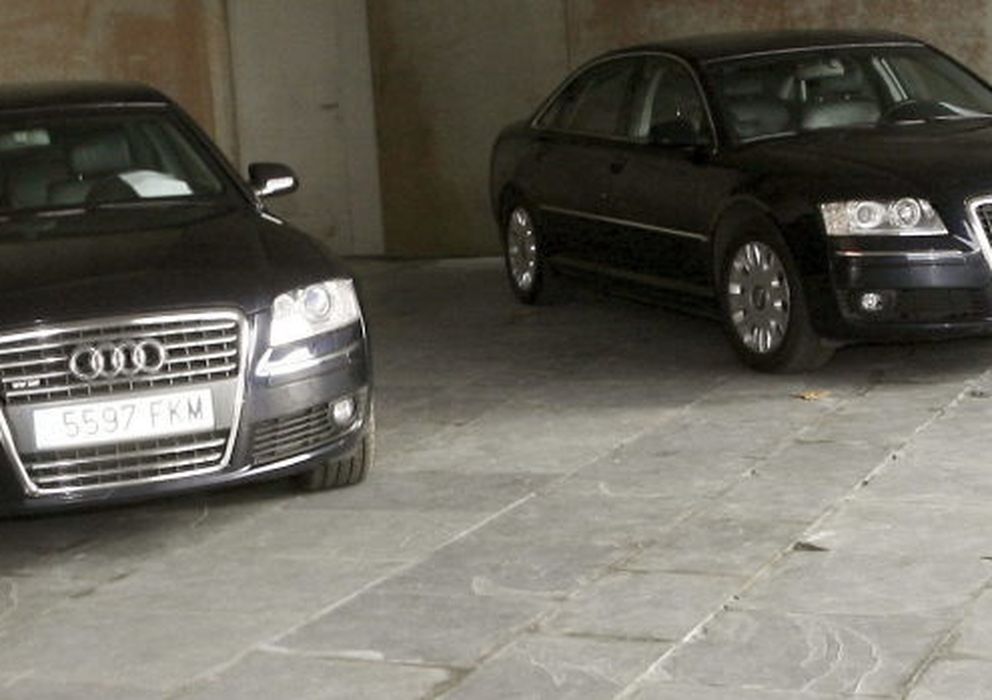 Foto: Imagen de dos coches oficiales (EFE)