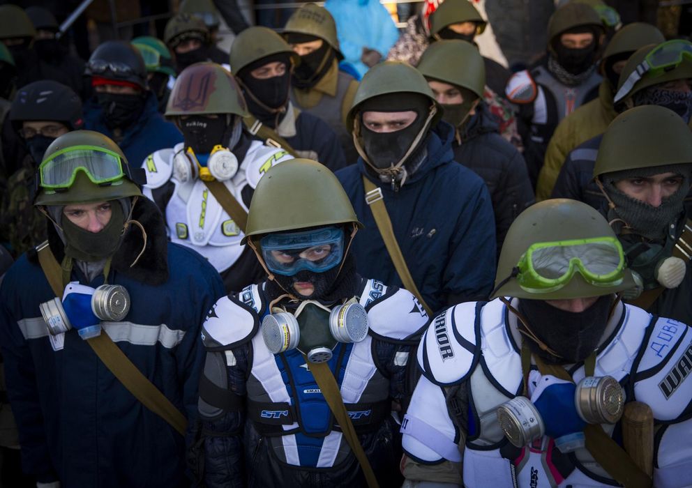 Foto: Miembros de grupos opositores paramilitares durante un servicio religioso en Kiev (Reuters).