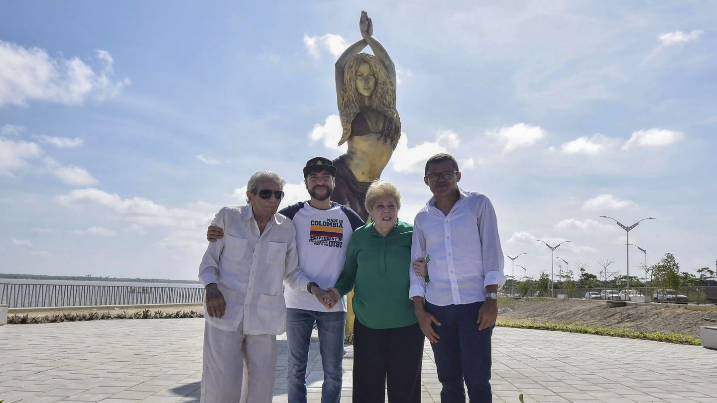 Los padres de Shakira junto al autor de su estatua en el malecón de Barranquilla. (EFE)