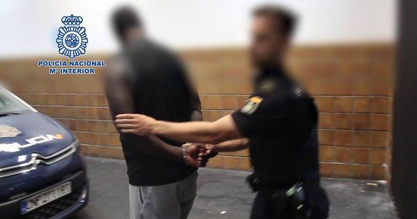 Foto: Detienen a dos de los fugitivos más buscados en Suecia en un centro comercial de Málaga. (Policía Nacional)