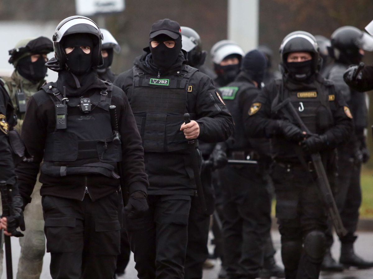 Foto: Policías bielorrusos vigilan las manifestaciones de ayer en Minsk. (EFE)