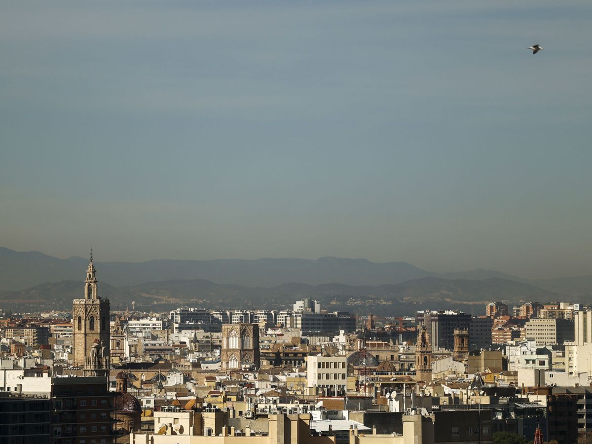 Foto: Cielo poco nuboso en Valencia. (EFE/Biel Aliño)