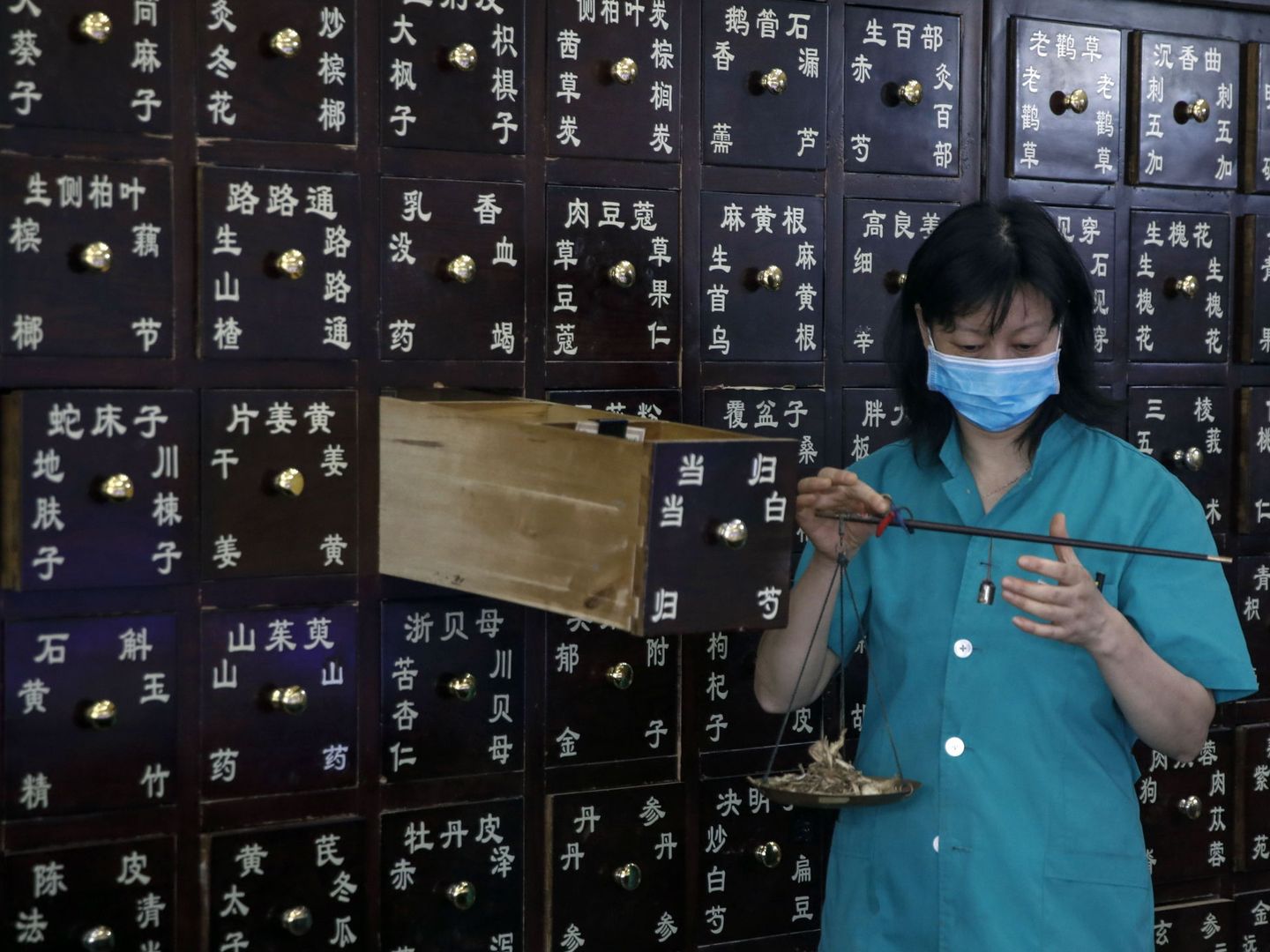 Farmacia de remedios tradicionales en Pekín (China) (EFE)