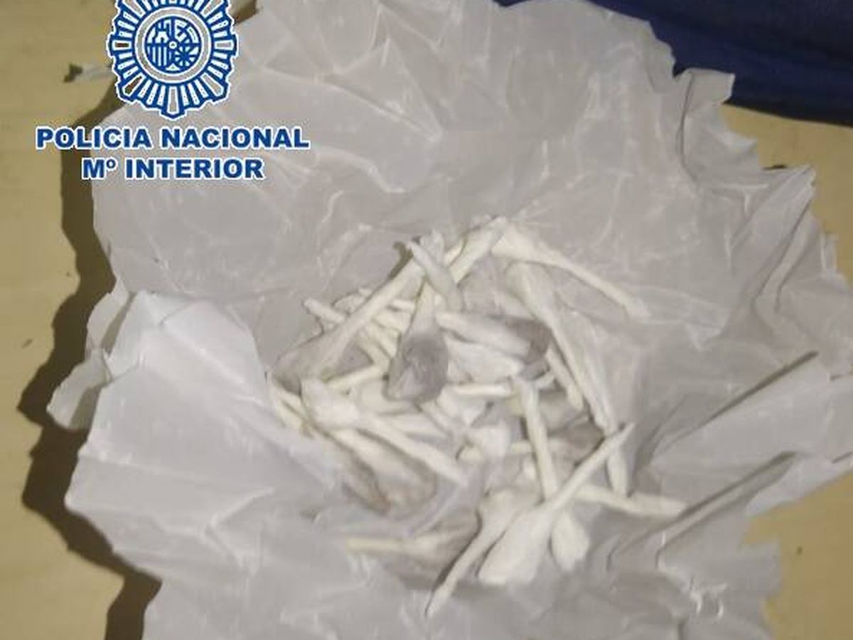 Foto: Imagen de dosis a cinco euros incautadas en un punto de venta de drogas en Málaga. (Policía Nacional)