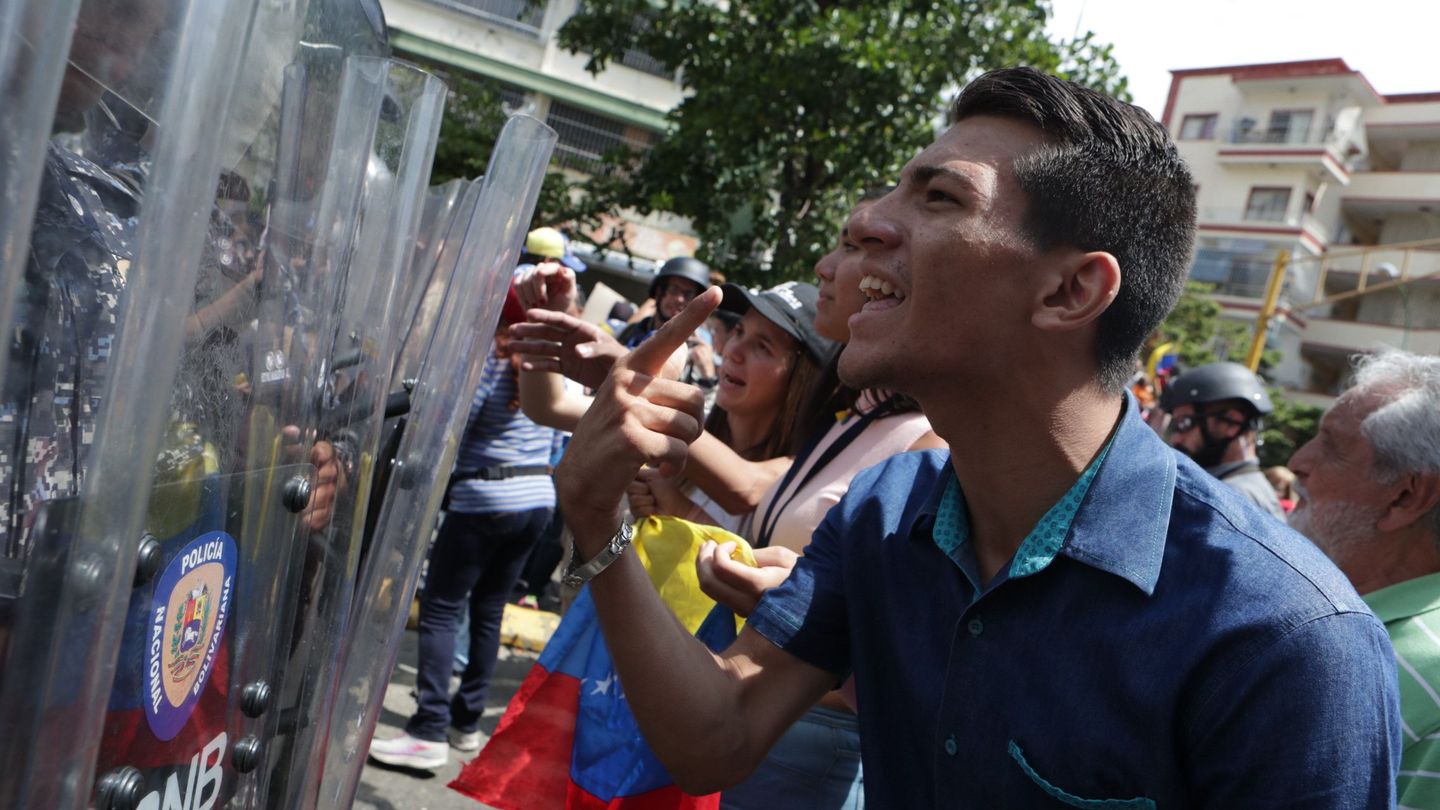 Simpatizantes del líder del Parlamento, Juan Guaidó, se manifiestan este sábado cerca de la avenida Victoria, en Caracas (Venezuela). (EFE)