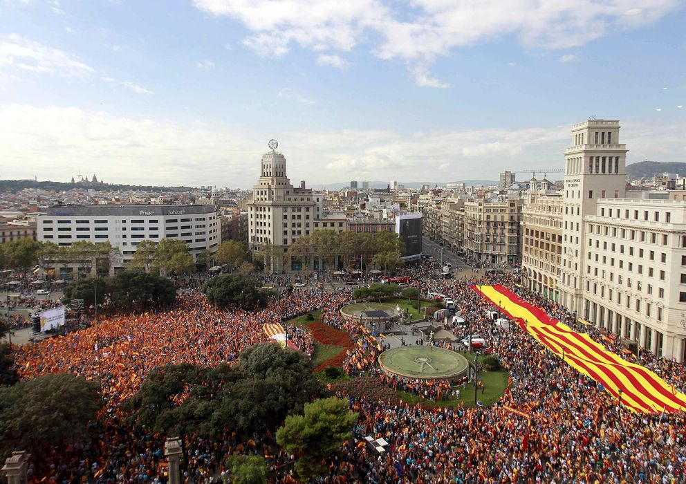 Foto: Varios miles de personas se concentran en el centro de Barcelona el 12 de octubre. (Efe)