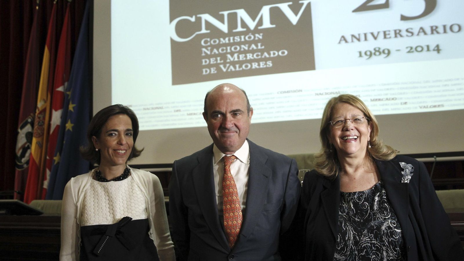 Foto: Luis de Guindos junto a la presidenta d ela CNMV, Elvira Rodríguez (d) y la vicepresidenta, Lourdes Centeno (Efe)