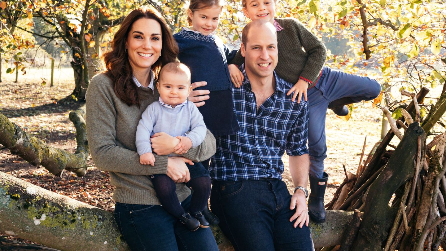 Los duques de Cambridge junto a sus hijos, en un posado familiar. (Reuters)