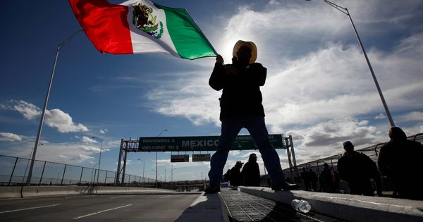 Foto: Un granjero con una bandera mexicana en el cruce fronterizo entre Ciudad Juárez y El Paso. (Reuters)