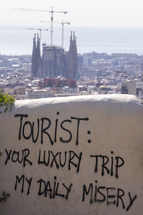 Pintadas contra el turismo en Barcelona. (EFE)