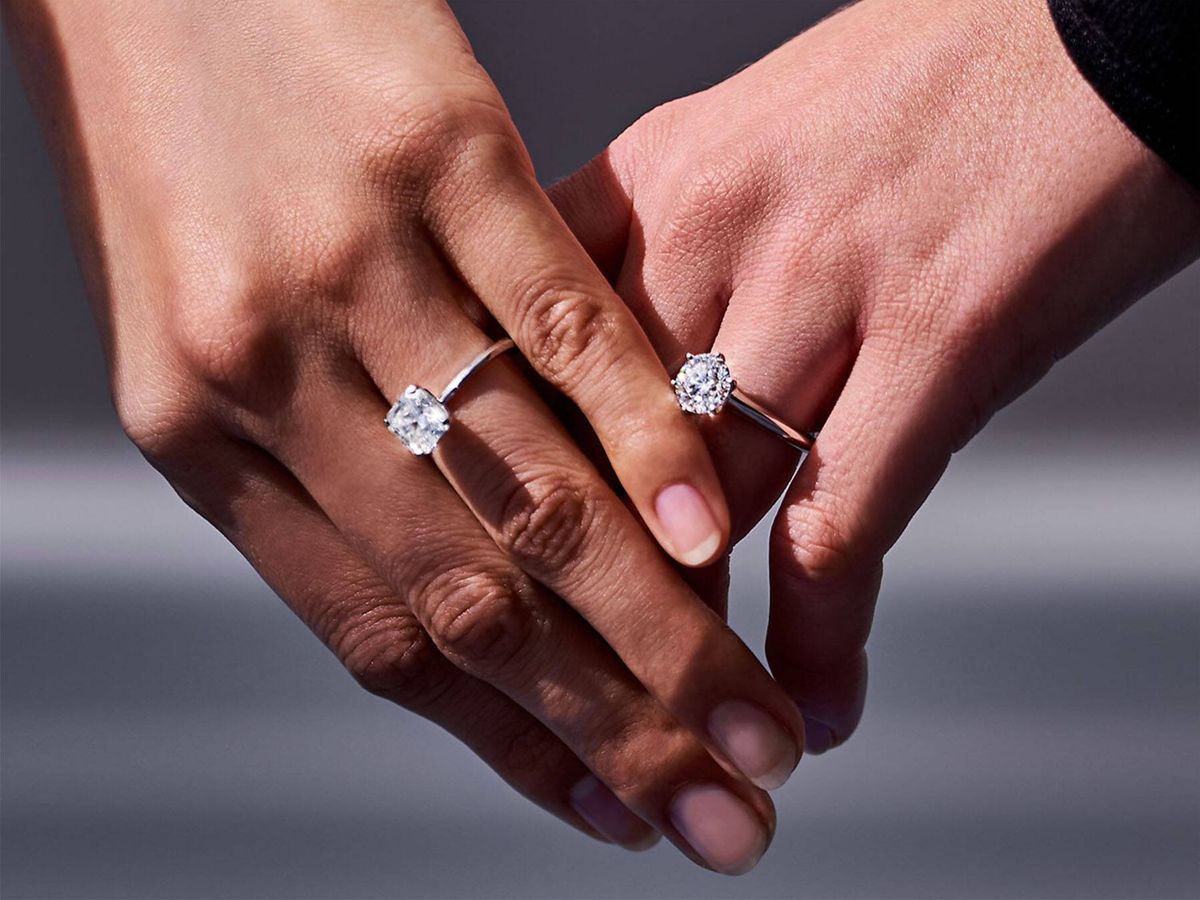 Foto: Los anillos de compromiso pueden ser de distintas piedras preciosas. (Tifanny - cortesía)