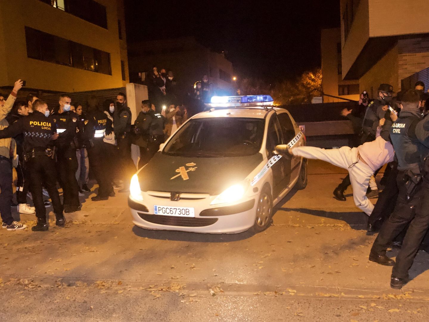 Trasladan al detenido en medio de los gritos de los vecinos de Lardero. Foto: Efe