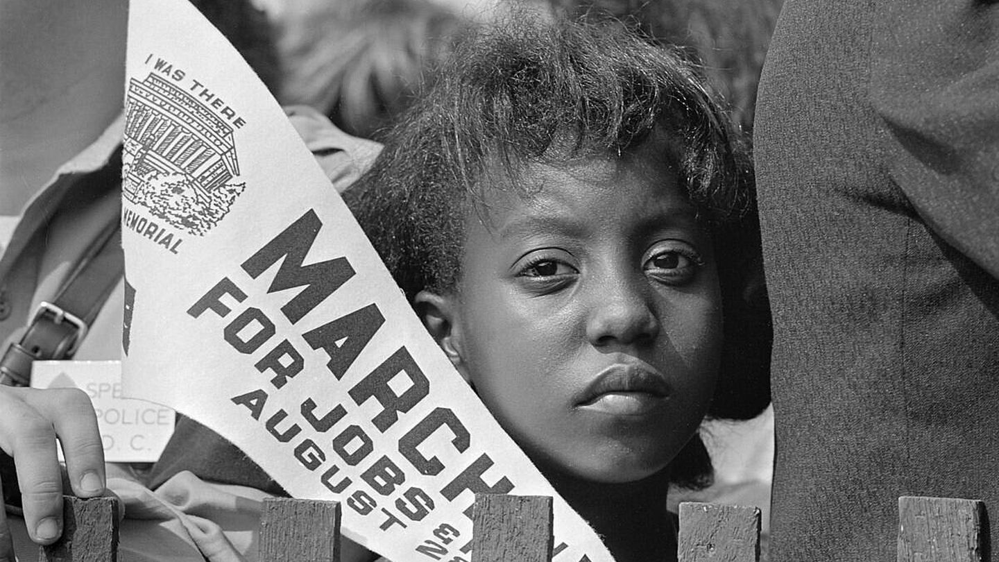 Una niña con una bandera en la Marcha por los Derechos Civiles en Washington (1963). (Wikimedia)