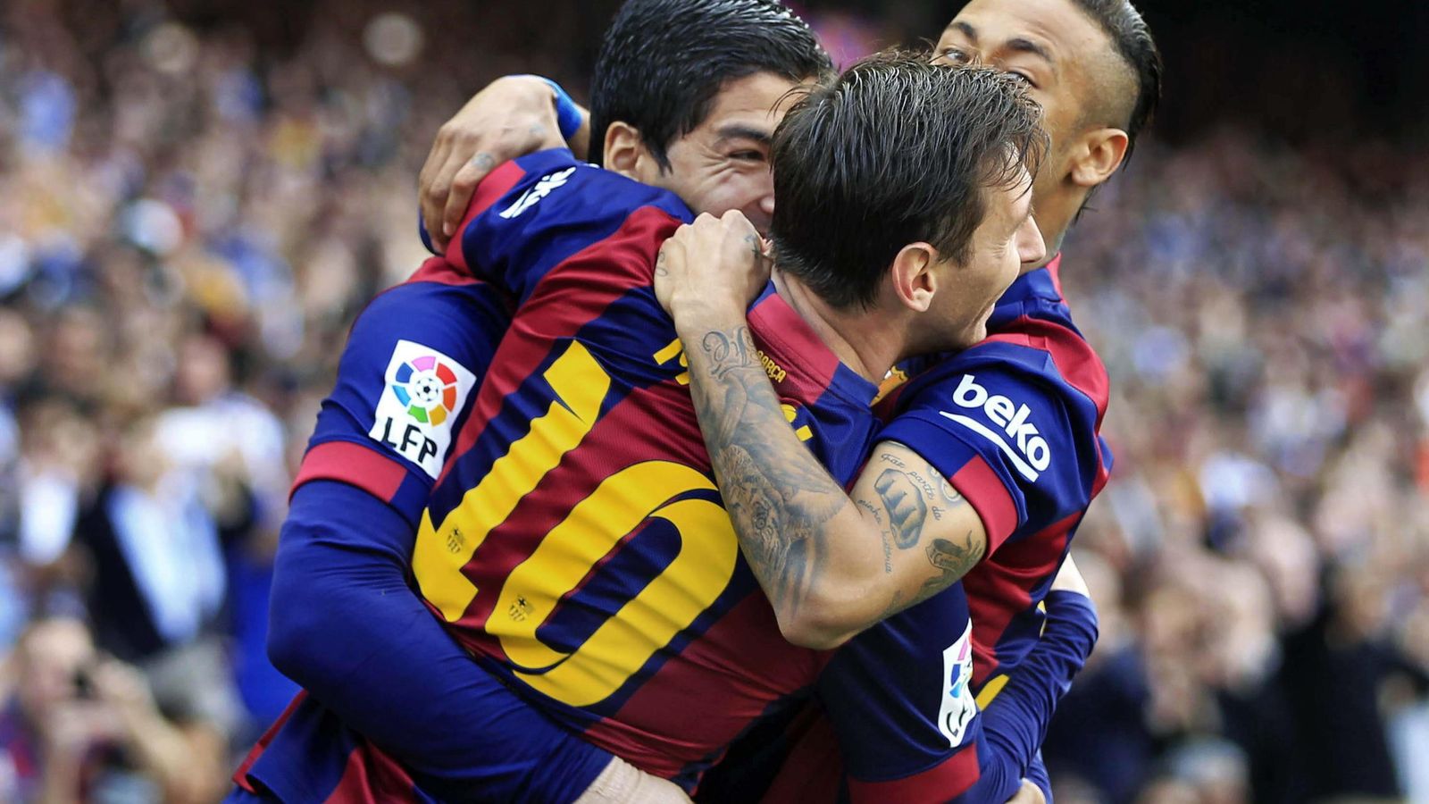 Foto: Luis Suárez y Neymar abrazan a Messi (Efe)