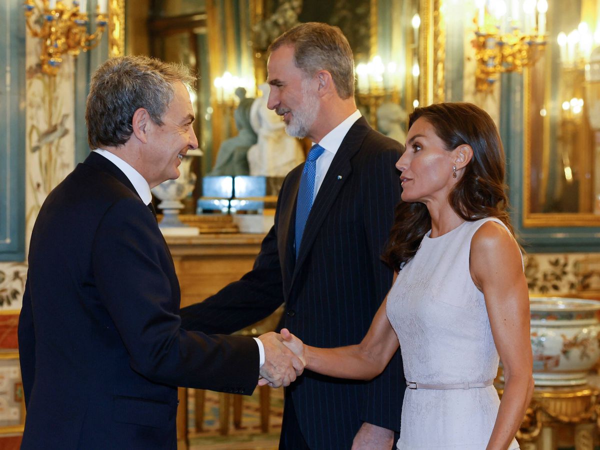 Foto: Los Reyes, saludando a Zapatero. (LP)