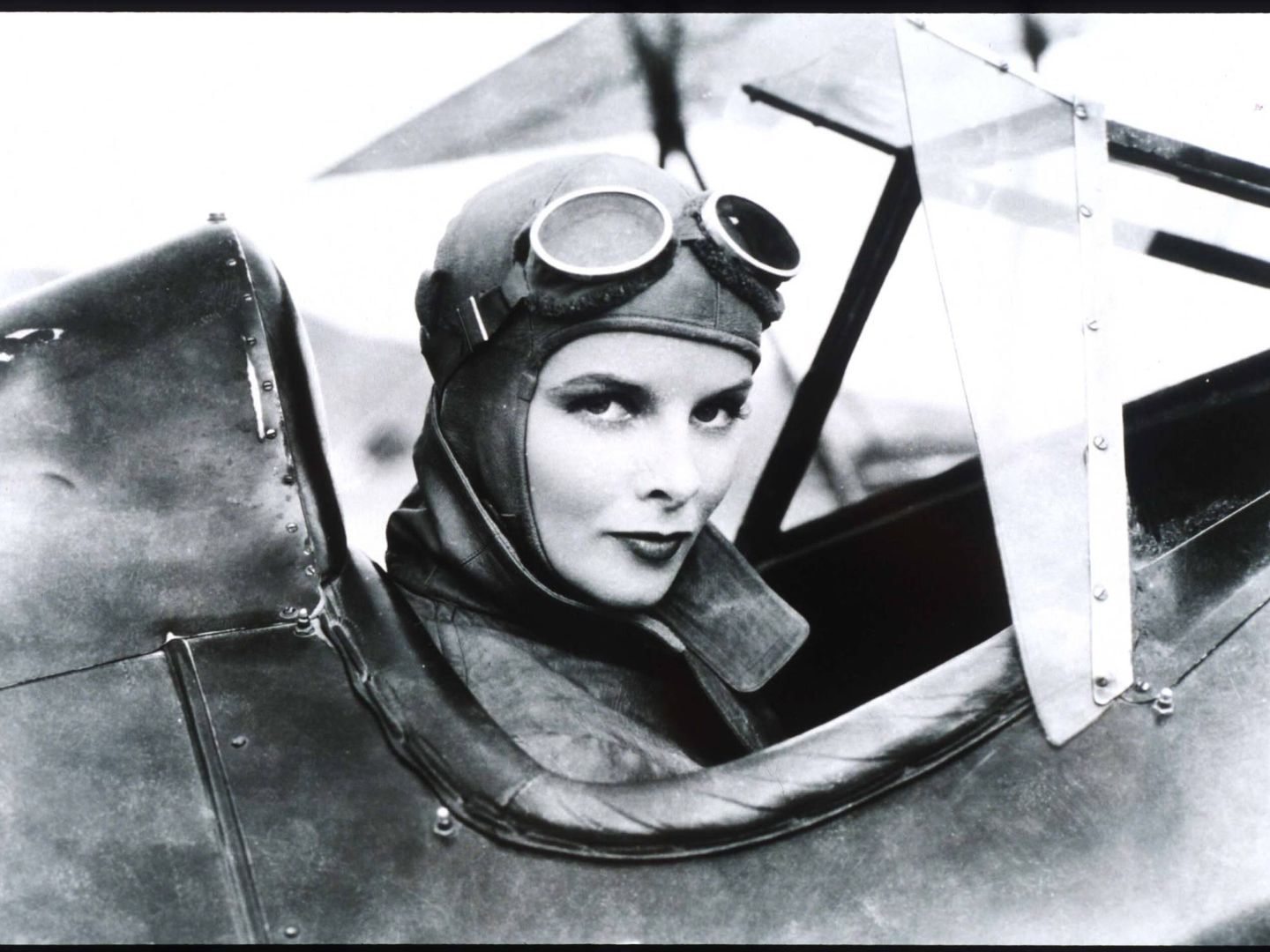 La actriz Katherine Hepburn subida en un avión en 1940 (Getty Images)