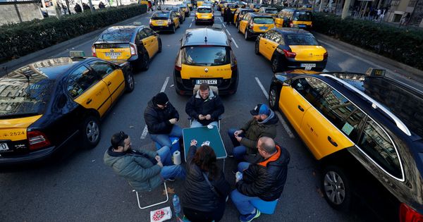 Foto: Los taxistas bloquean la Gran Vía de Barcelona durante la huelga contra los VTC. (Reuters)