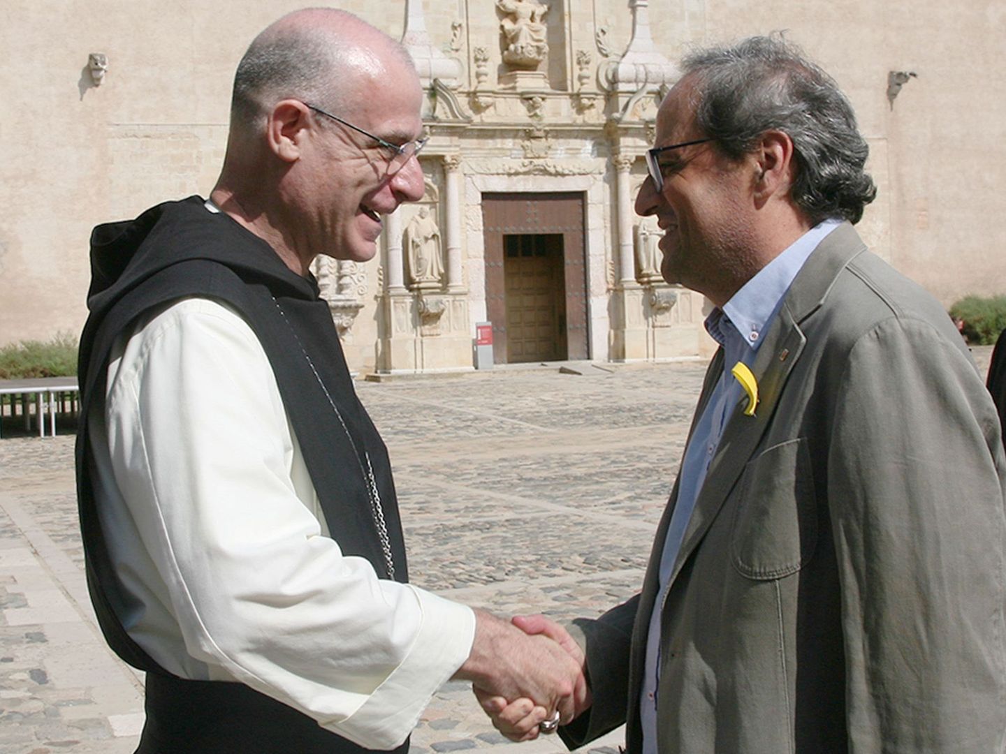 Quim Torra, saluda al padre abad, Octavi Vilà, en el Monasterio de Poblet, en Tarragona. (EFE)