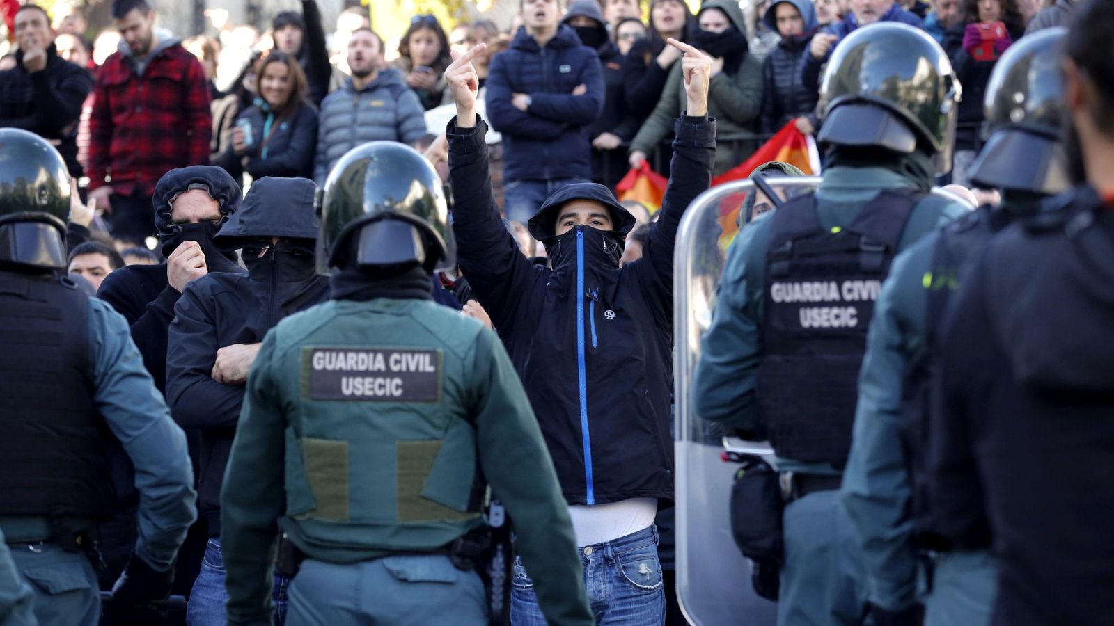 Foto: Agentes de la Guardia Civil establecen un cordón ante los vecinos del municipio para proteger el acto de España Ciudadana en Alsasua. (EFE)